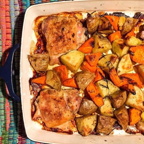 Still raining so time for some comfort food. Crispy roasted chicken thighs with garlic and olive oil marinated potatoes and carrots with a couple sprigs of dill😃🍗🥔🥕#food #foodie #foodphotography #foodstagram #foodporn #foodpic #foodphoto #comfortfood...