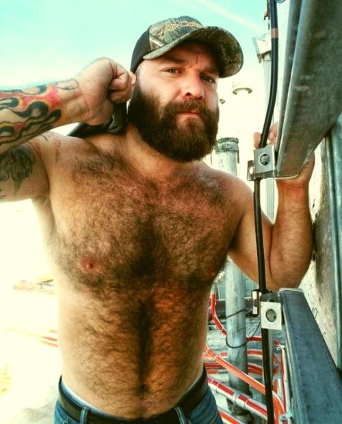 Bet his backside is just as purdy.