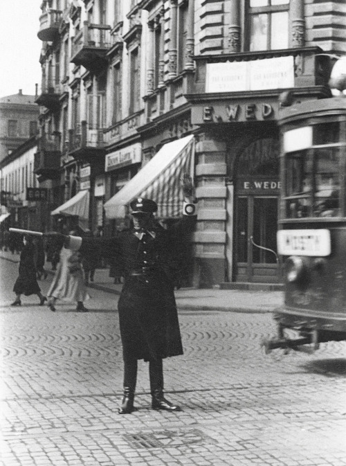 Policjant kierujący ruchem na skrzyżowaniu ulic Chmielnej i Marszałkowskiej w Warszawie (1936).