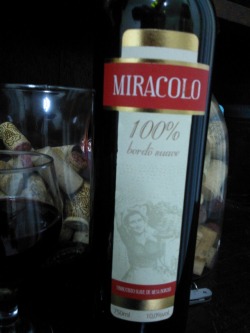 http://curtindoboavida.blogspot.se/2015/06/vinho-miracolo-bordo-suave-750ml.html