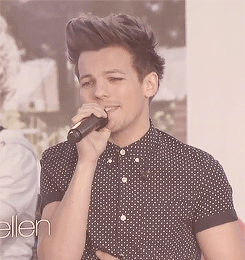  One Direction performs “Little Things” (c) 