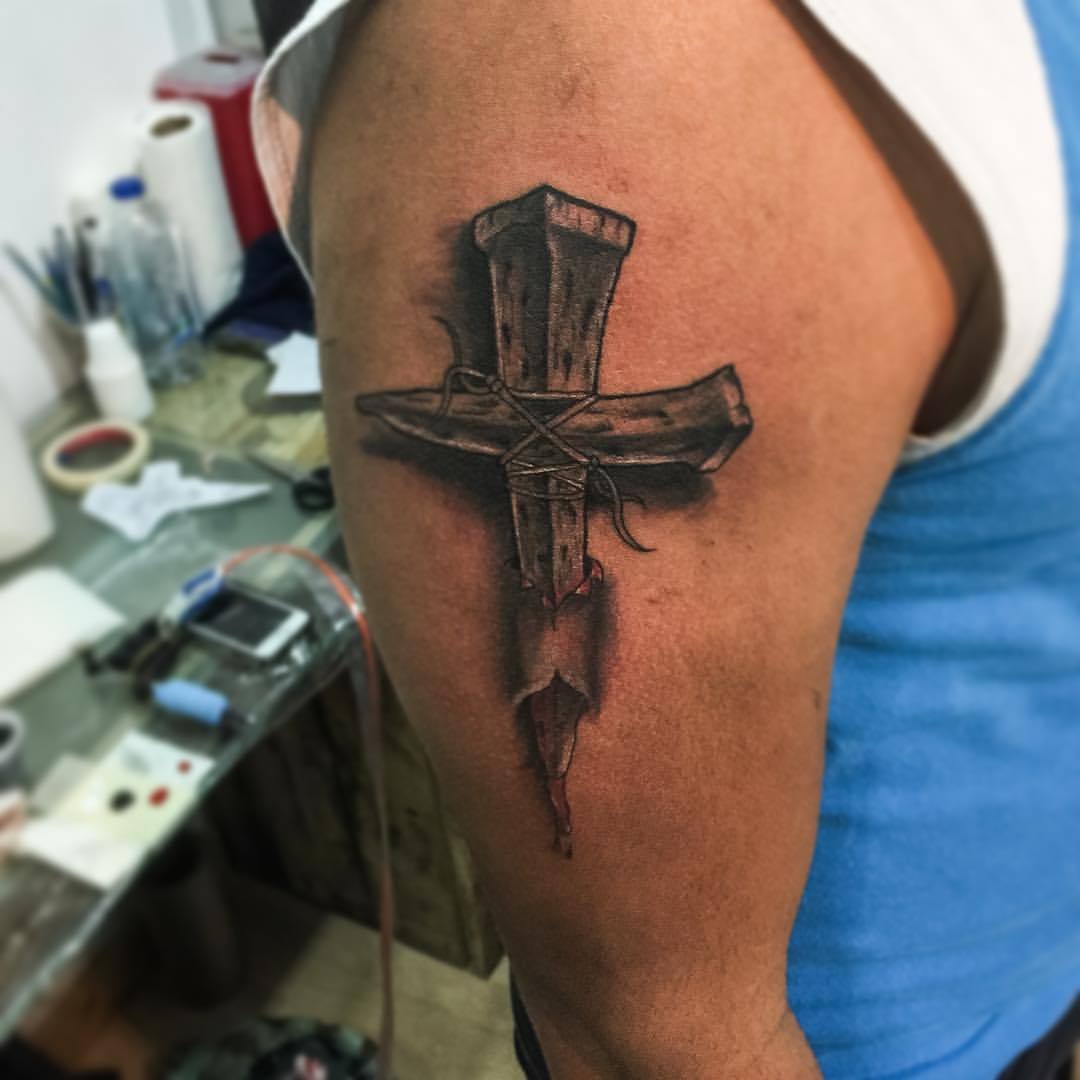 #tattoo #tatuaje #tatu #ink #inklove #cruz #madera #estacas #brazo #arm #3d #sombras