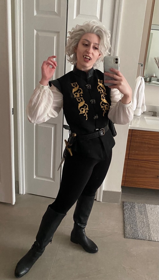 “Careful, I bite.” 
Off to the renaissance faire today as everyone’s favorite bitchy vampire! 
Cosplay worn by me (made out 