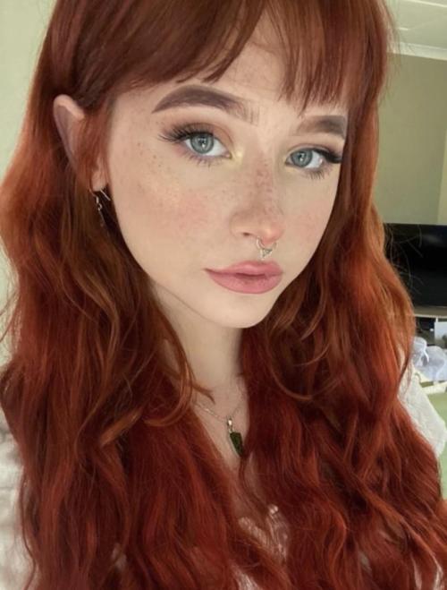 redhead-beauty:  Who is she?