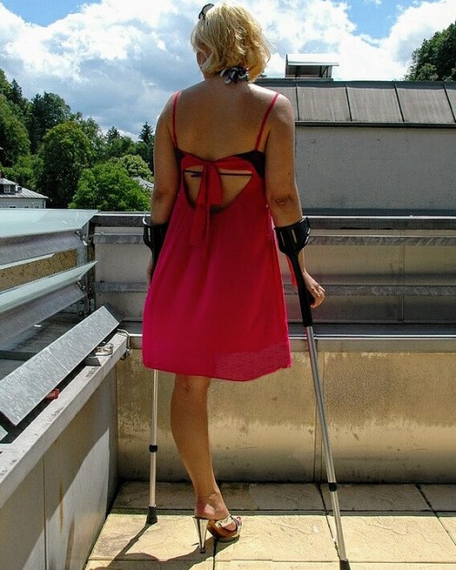 dreamputees:A charming lady looks at the horizon on her only beautiful perfect leg with an high heel