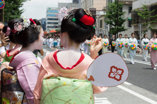 Senior maiko Shouko and junior maiko Mamesumi from the Gion Kobu district.Junior maiko have their ha