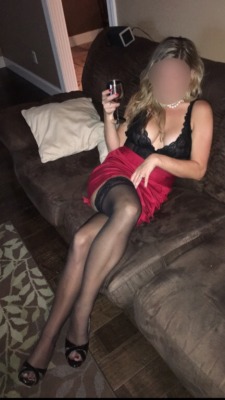 sexywifeysfeet:A little role play action. Sexy Wifey was a high end escort for the night. 👸👣👠