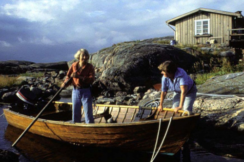 di-a-man-te: Tove Jansson and lover and collaborator Tuulikki Pietilä on their tiny rocky islan