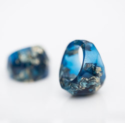 culturenlifestyle:  Elegant Resin Rings with Gold &amp; Silver Encapsulated Flakes Indie boutique French located in the island commune in Normandy called Daimblond composes stunning and elegant resin rings with gold and silver flakes inside each design.