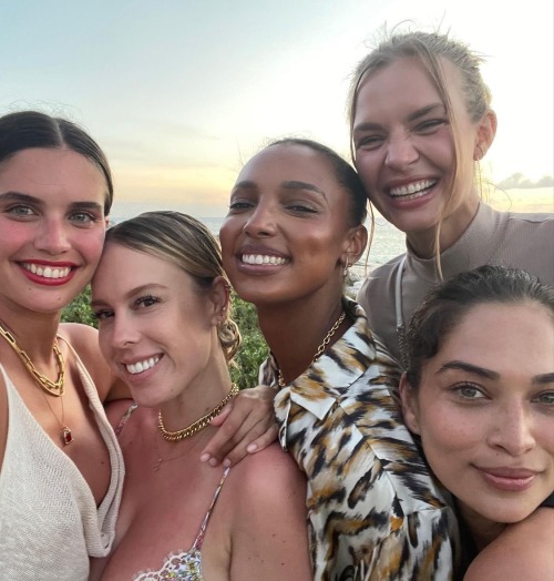 Josephine Skriver, Sara Sampaio, Nicole Sudyka, Jasmine Tookes & Shanina Shaik via Sara’s Instag