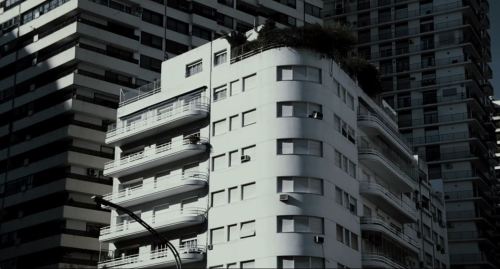 The sceneries of &ldquo;Medianeras&rdquo; (2011) haunts me.