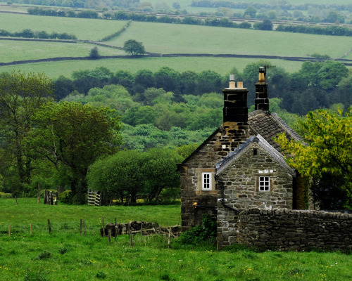 bluepueblo:Ancient Stone House, Derbyshire, Englandphoto via stacey