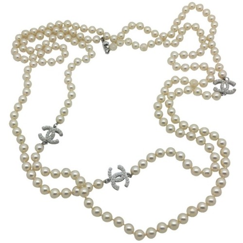 Pre-owned Chanel pearl necklace with logos ❤ liked on Polyvore (see more long white necklaces)