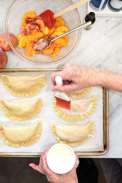 foodffs:  Raspberry Peach Hand Pies Really nice recipes. Every hour. Show me what you cooked! 