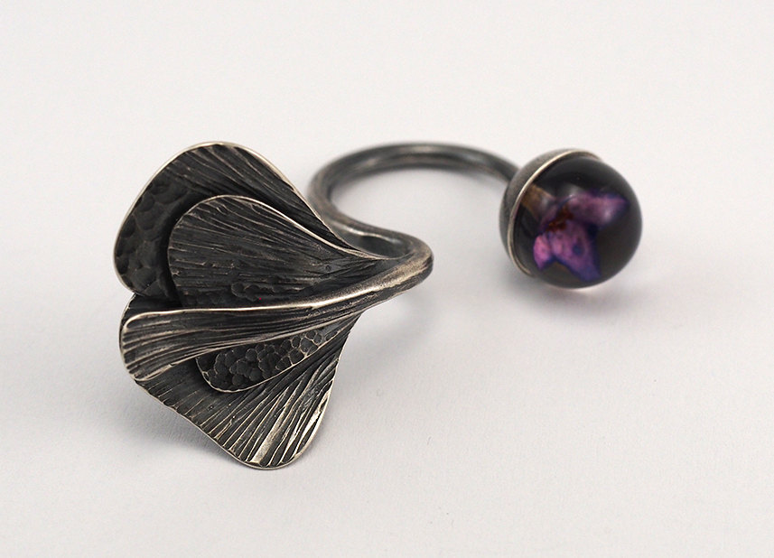 culturenlifestyle:Art Nouveau Rings with Encapsulated Flowers and Resin by Sylwia