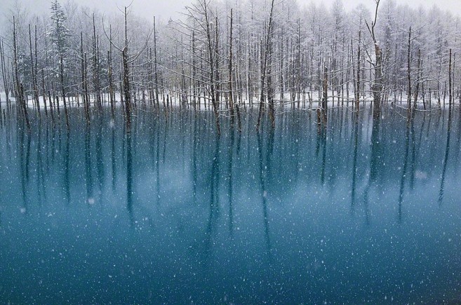 actegratuit:  The Blue Pond in Hokkaido Changes Colors Depending on the Weather “The