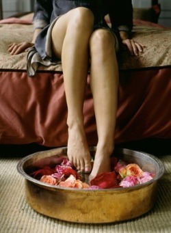 iriscua:  Footspa with rose petals