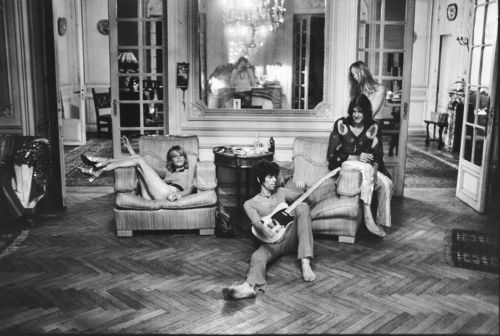 dominique tarle’s photos of the rolling stones in villa nellcote, probably in 1971