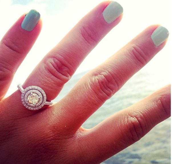 marirosaluvshh:  hheights143:  Ashley got engaggeddddd! Their so cute omg &lt;3