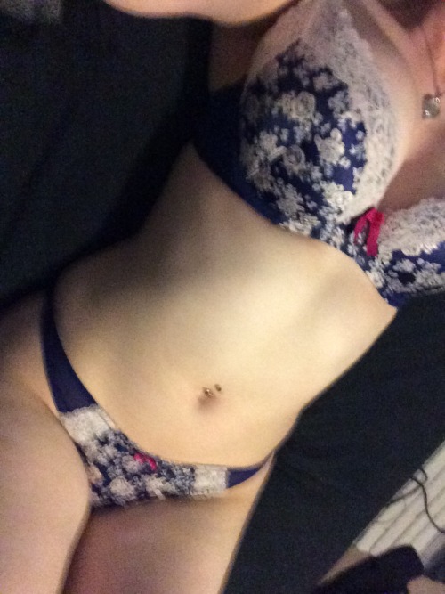 tobe-sexy-foryou:Last half hour so whilst I still can - happy thong Thursday everyone!! Sorry the fi