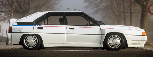 carsthatnevermadeitetc:  Citroën BX 4TC, 1985. A homologation special edition of 200 cars based on the BX Group B rally car which had a long nose because the engine (a turbo-charged version Simca’s Type 180 engine) was mounted longitudinally, unlike