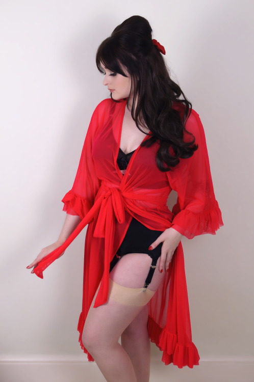 myretrocloset:    The ‘Veronica’ Robe – Handmade in the UK by the one and only lady behind My Retro Closet. The ‘Veronica’ robe is as seductive and glamorous as her namesake - Veronica Lake. This sheer, knee length robe, made from a fine light-weight