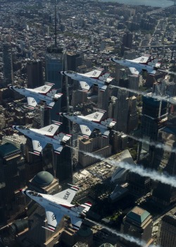 retrowar:  Thunderbirds pilots fly over New York City   Based out of Nellis right here in Vegas.