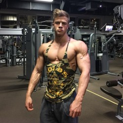 lumbrjax:  Instagram user @attilatothfitness http://ift.tt/1RNcuFX   The people who tell you they “hate cocky guys” are liars