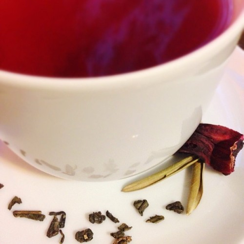 Organic green tea, olive leaves and hibiscus! Amazingly simple blend, you get that rich hibiscus tas