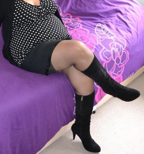 marriageofdevotion:Funny how my hubby gets so turned on by my wearing tights and boots! Love her chu