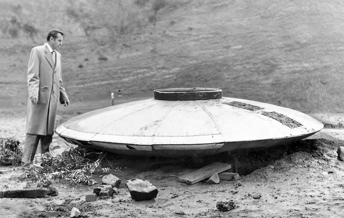 Flying saucer found in the Hollywood Hills by importer Robert Balzer, 24th January