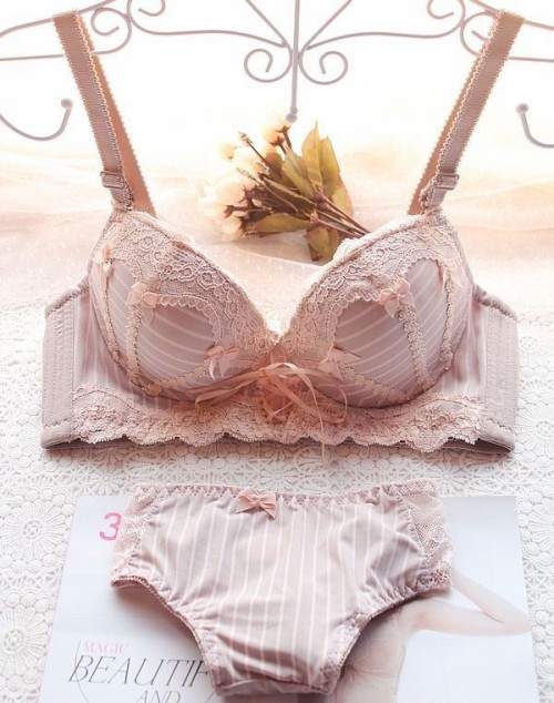 pasteldreamqueen:  uchimada-official:  Tama *Free Worldwide Shipping*  Under $25