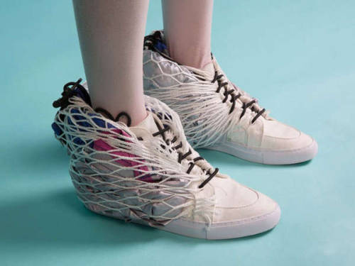 randomitemdrop:Item: shoes with a tent built into them; no poles are included. According to the desi