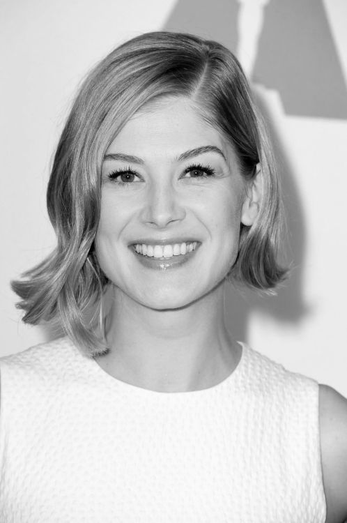 Maszületettjócsaj: Rosamund Pike (1979)Holtodiglan, porn pictures