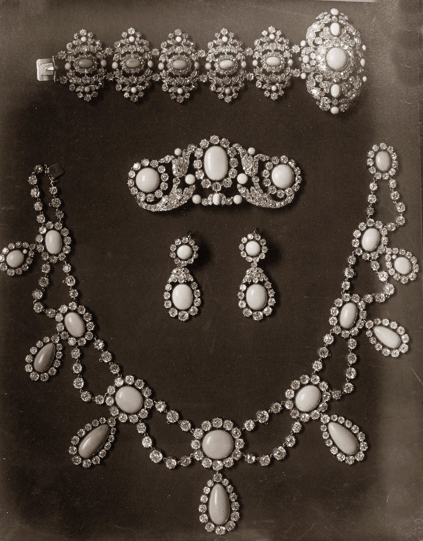 antique-royals:  Diamonds, pearls and precious stones from the French collection