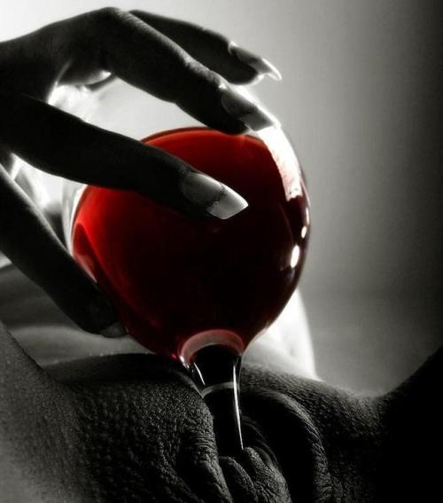 plumeoccitane:  annantan:  Plaisirs d’amour   … s’abreuver au calice d’une déesse… Plume occitane 