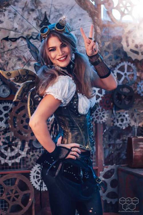 Model: Yulia MarkochevaStylist: Marina ShatalovaPhotographer / retouching / costume: Natalia Pchelin