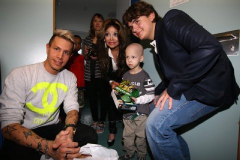 lacienegasmiled:
“ Prince Jackson with children at a hospital in Germany, January 2013
“The fact that I had a very happy childhood is clear to me. But I also know that there are many who do not have it as good,” said Prince.
”