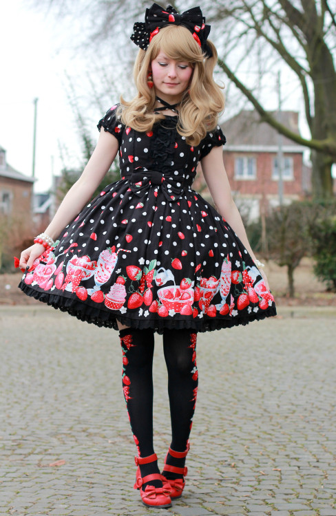 crazy-kitch:Part of my 2015 outfits :D seems I’m falling in love with black and red