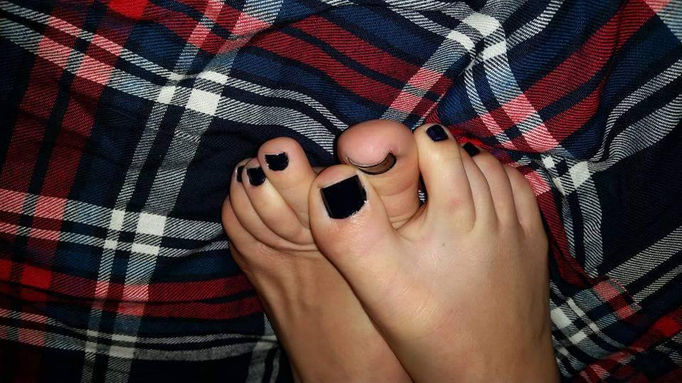 female natural feet
