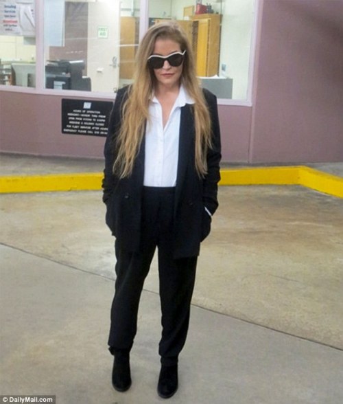 thanxlisa:  Lisa Marie Presley pictured  leaving court today, 02/22/2017.   
