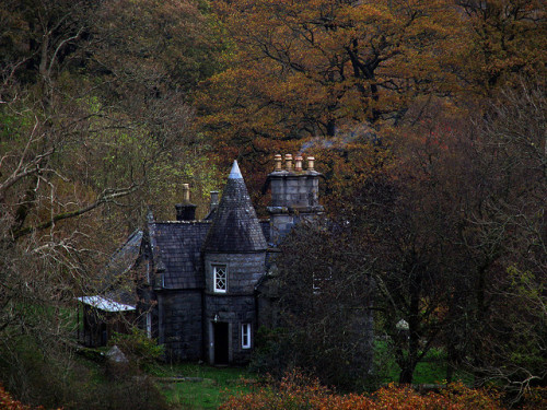 cuprikorn:  Secret Chateau by quicksilver5001 on Flickr. 