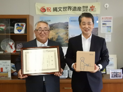 福西秀和さん函館法人会、市に自動手指消毒器を寄贈[函館新聞]2021-09-24