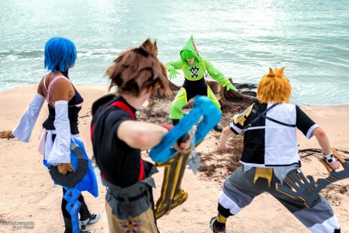 mystic-rumors:  Pictures from the KH photoshoot! It was really beautiful out there and everyone looked fantastic! Aqua is definitely one of my favorite cosplays to do.   Photos courtesy of @papanotzzi 