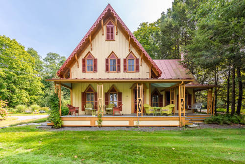 cripple-cryptid:magicalandsomeweirdhometours: Look at this cute Carpenter Gothic cottage in Stuyvesa