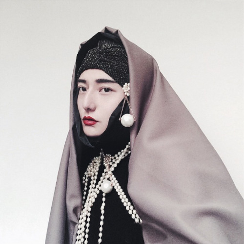 fuckyeahchinesefashion:  穿不在骚，有范则灵；戴不在贵，小众迷情。美男摄影师章元一又出新照，废弃布料+小众珠宝=无界限美人～几块废弃的布料，些许空置的羽毛，外加上一朵路边的花蕊，一片凋零的落叶，手机拍也是大片。