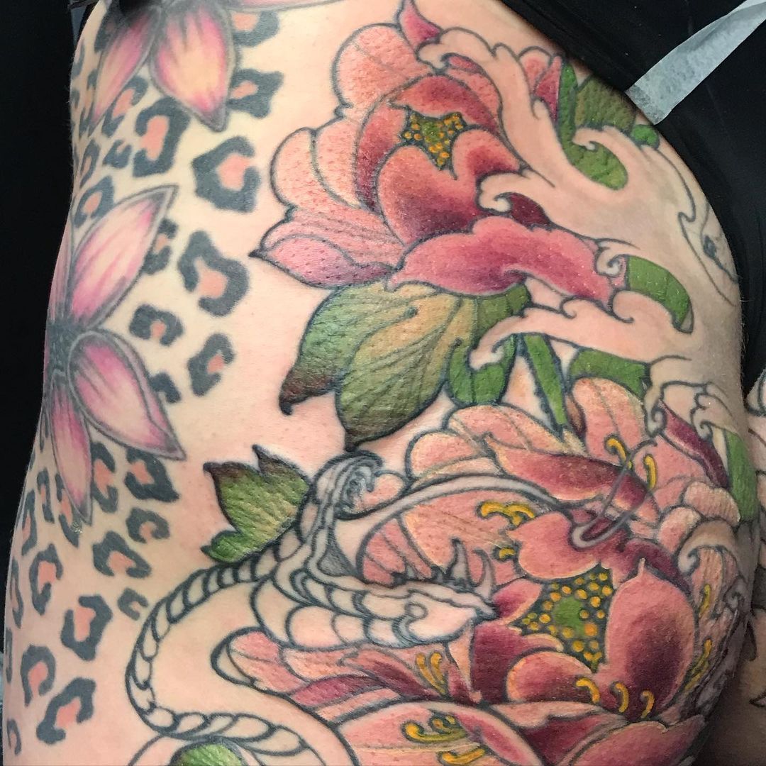 Peonies..
#tattoo #flower #flowertattoo #peony #peonytattoo #snake #snaketattoo #japanesetattoo #pforzheim (hier: Pforzheim)
https://www.instagram.com/p/Cqztfsesyt-/?igshid=NGJjMDIxMWI=