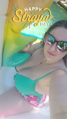 confusedboob-s:  Pool 🦄