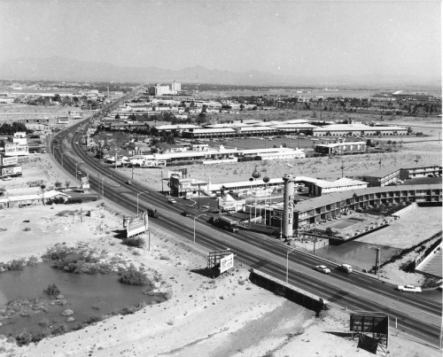 vintagelasvegas:  Las Vegas strip in 1958, north of Flamingo, looking further north towards Sands. Some dusty motels - Sage & Sand, Flamingo Capri, Pyramids Motel, Tumbleweed Motel.  Caesars Palace shops, O’Sheas, Quad and Harras exist here in