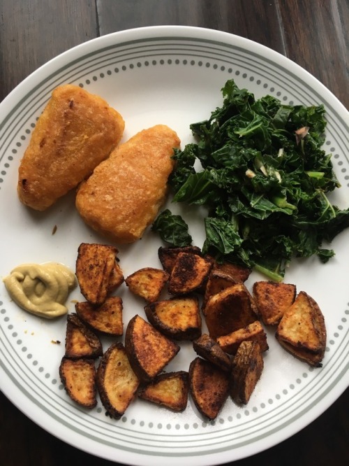 Vegan fish and chips! Made with gardein fishless fillets, homemade crispy potatoes, garlicky kale, a